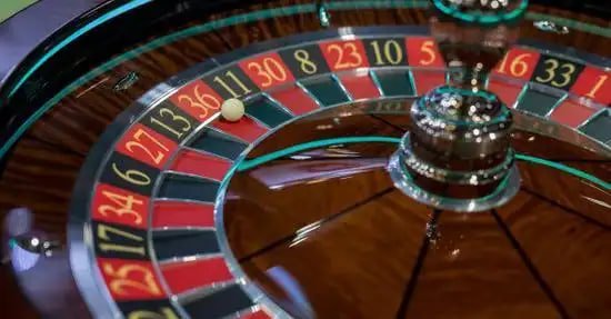 Live Blackjack ကတ်ဂိမ်း တိုက်ရိုက် ဒီလာ